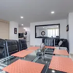 Modern 3 Bd 2 Bth + Rooftop Pool