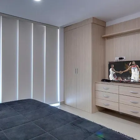 Modern 3 Bd 2 Bth + Rooftop Pool
